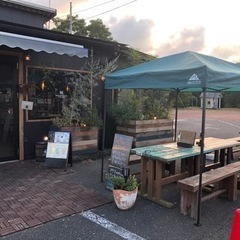 ちょっとした時間を活用して収入を得ませんか？学生さんも大歓迎！未経験OK学歴不問、ホールの仕事の画像