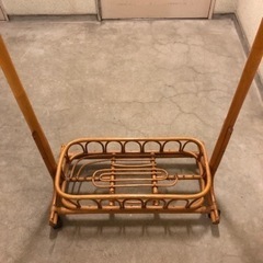 籐のハンガーラックの画像