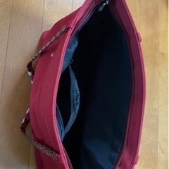 赤いトートバッグの画像