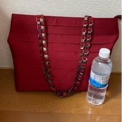赤いトートバッグの画像