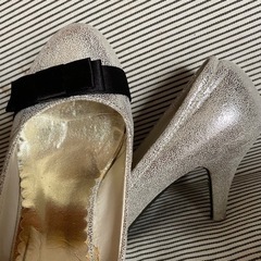リボン付きパンプス　シルバー/37(23.5cm)の画像