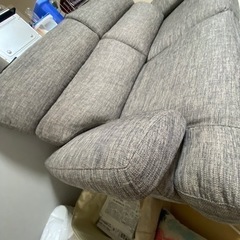 【価格下げます】3年前に購入した3人掛けソファーの画像