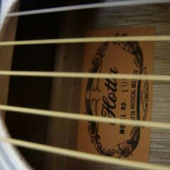 白いフォークギターの画像