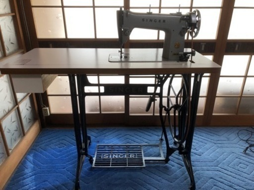 足踏み式ミシンです。