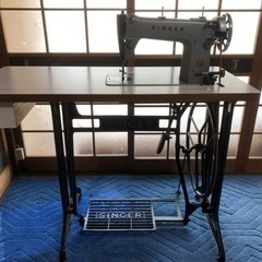 足踏み式ミシンです。