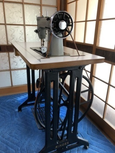 足踏み式ミシンです。