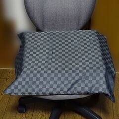 ★パソコンチェアー ＆ 腰痛防止ドクターエル クッション★キャスター新品、クッションカバー付きの画像