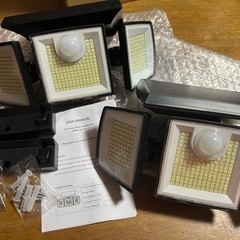 【新品】306LED 2個 センサーライト 屋外 ソーラーライト Claoner 照明 人感センサーライト ソーラー 充電 ウォールライト 太陽光充電 3面発光 の画像