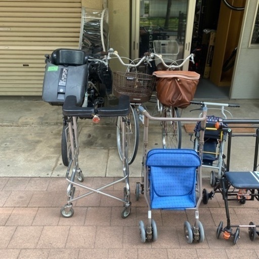 総合リサイクルショップです。団地の1Fの2店舗にて営業中。車椅子大量放出します！最低価格5,000円から！自走式新たに入荷しました！チルト式はまだまだ在庫あります。