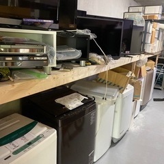 総合リサイクルショップです。団地の1Fの2店舗にて営業中。車椅子大量放出します！最低価格5,000円から！自走式新たに入荷しました！チルト式はまだまだ在庫あります。の画像