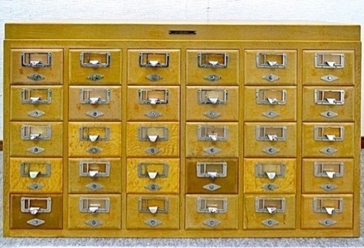 図書館の貸し出しカード収納箱