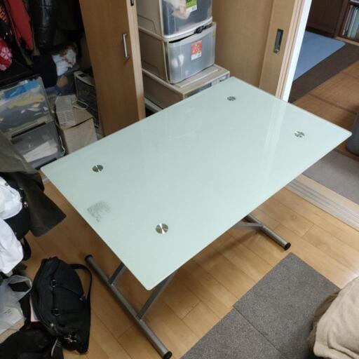 ニトリ昇降ガラステーブル
