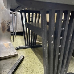 テーブル重量感凄いです。と、木作りの椅子。の画像