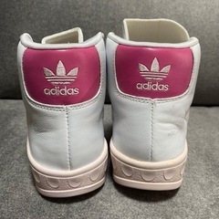 【値下げしました】新品未使用品 アディダス ハイカット スニーカー 23.5cmの画像