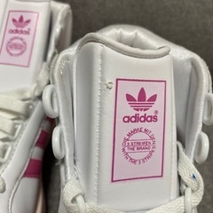 【値下げしました】新品未使用品 アディダス ハイカット スニーカー 23.5cmの画像