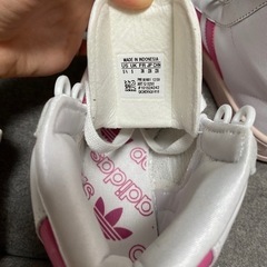 【値下げしました】新品未使用品 アディダス ハイカット スニーカー 23.5cmの画像