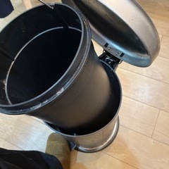 蓋付きゴミ箱の画像