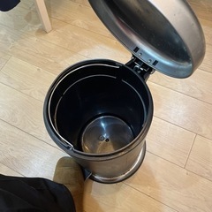 蓋付きゴミ箱の画像