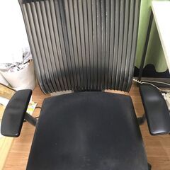 パソコンデスクと高級オフィスチェア イトーキスピーナのセットの画像