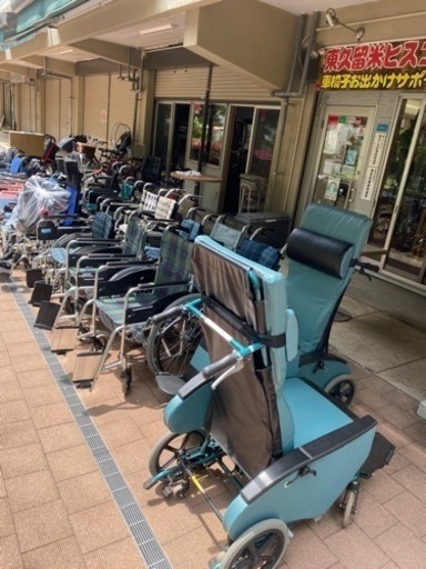 総合リサイクルショップです。団地の1Fの2店舗にて営業中。車椅子大量放出します！最低価格5,000円から！自走式新たに入荷しました！チルト式はまだまだ在庫あります。