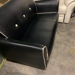 黒革ソファー　2人掛けの画像