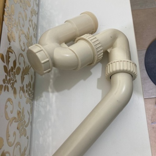 陶器の洗面器と洗面台と真鍮のカラン