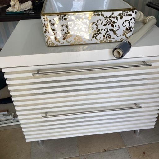 陶器の洗面器と洗面台と真鍮のカラン