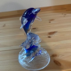 ガラスのイルカの置物の画像