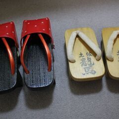 飾り物の下駄、さしあげます。