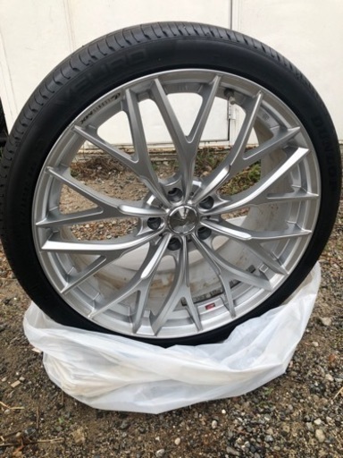 ほぼ新品　溝あります。