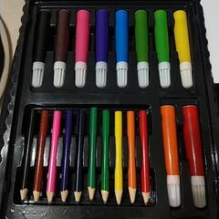 色鉛筆、色ペン等のセットの画像