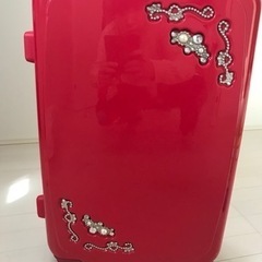 ショッキングピンク　スーツケース　２、3泊用　中古品の画像