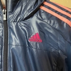 adidasのベンチコートの画像