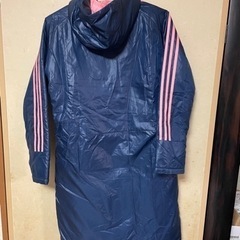 adidasのベンチコートの画像