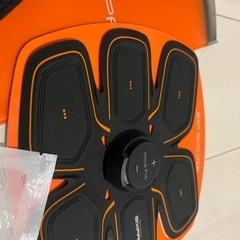 シックスパッド！2回使用美品！新品同様！最終値下げ！EMS 新品パッド付きの画像