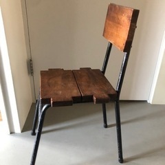 木とアイアン（鉄）の椅子と障子建具の枠の画像