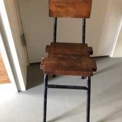 木とアイアン（鉄）の椅子と障子建具の枠