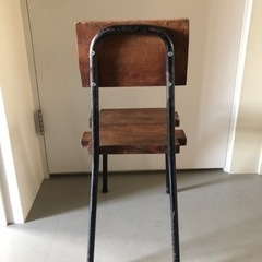 木とアイアン（鉄）の椅子と障子建具の枠の画像