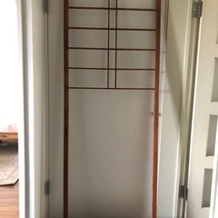 木とアイアン（鉄）の椅子と障子建具の枠の画像