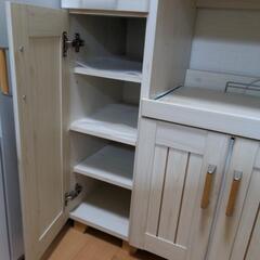 (お話中です)キッチン収納　カップボードの画像