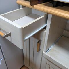 (お話中です)キッチン収納　カップボードの画像