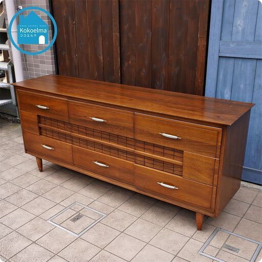 LA Period Furnitureの9-drawer dresserです。存在感のあるクラシカルデザインのアメリカヴィンテージドレッサー。ヴィンテージならではの深い色合いと、美しい木目が魅力です♪CE227