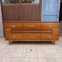 LA Period Furnitureの9-drawer dresserです。存在感のある