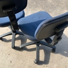 まだまだ使えます！　事務椅子2脚で400円！の画像