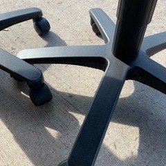 まだまだ使えます！　事務椅子2脚で400円！の画像