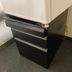 29の午後 パソコン2台、冷蔵庫、デスク机の画像