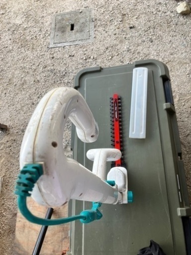 お話中　植え込み　剪定　電動バリカン　トリマー　100v 庭の手入れ