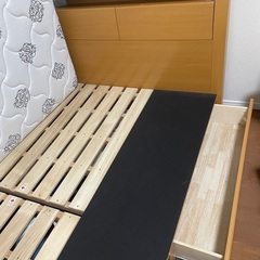 セミダブルの収納付きベットとマットレスの画像