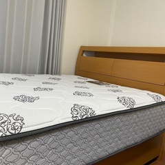 セミダブルの収納付きベットとマットレスの画像