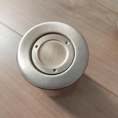 ステンレス製タンブラー　と　新品のおちょこ７個の画像